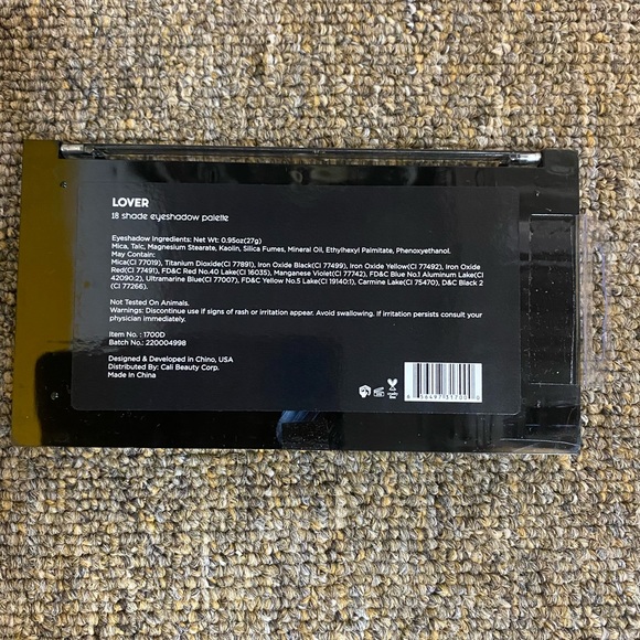 Eyeshadow palette - Picture 3 of 3